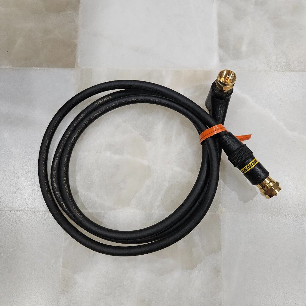 LIKE NEW MONSTER STANDARD LINEAR BANDWITH 75 OHM 24K MALE CONNECTORS VIDEO CABLE